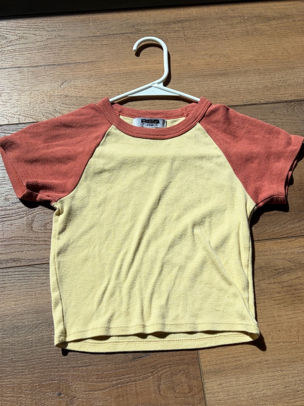 RSQ Two-Tone Raglan Crop Tee in Yellow and Rust